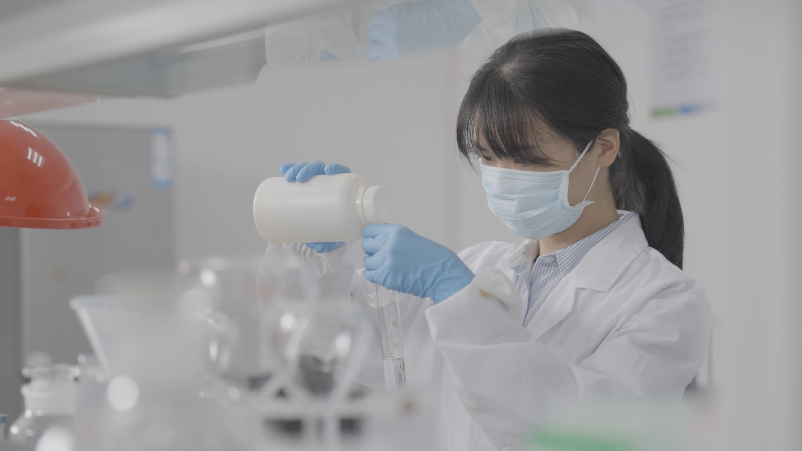 1768986561805 技术人员开展专项实验