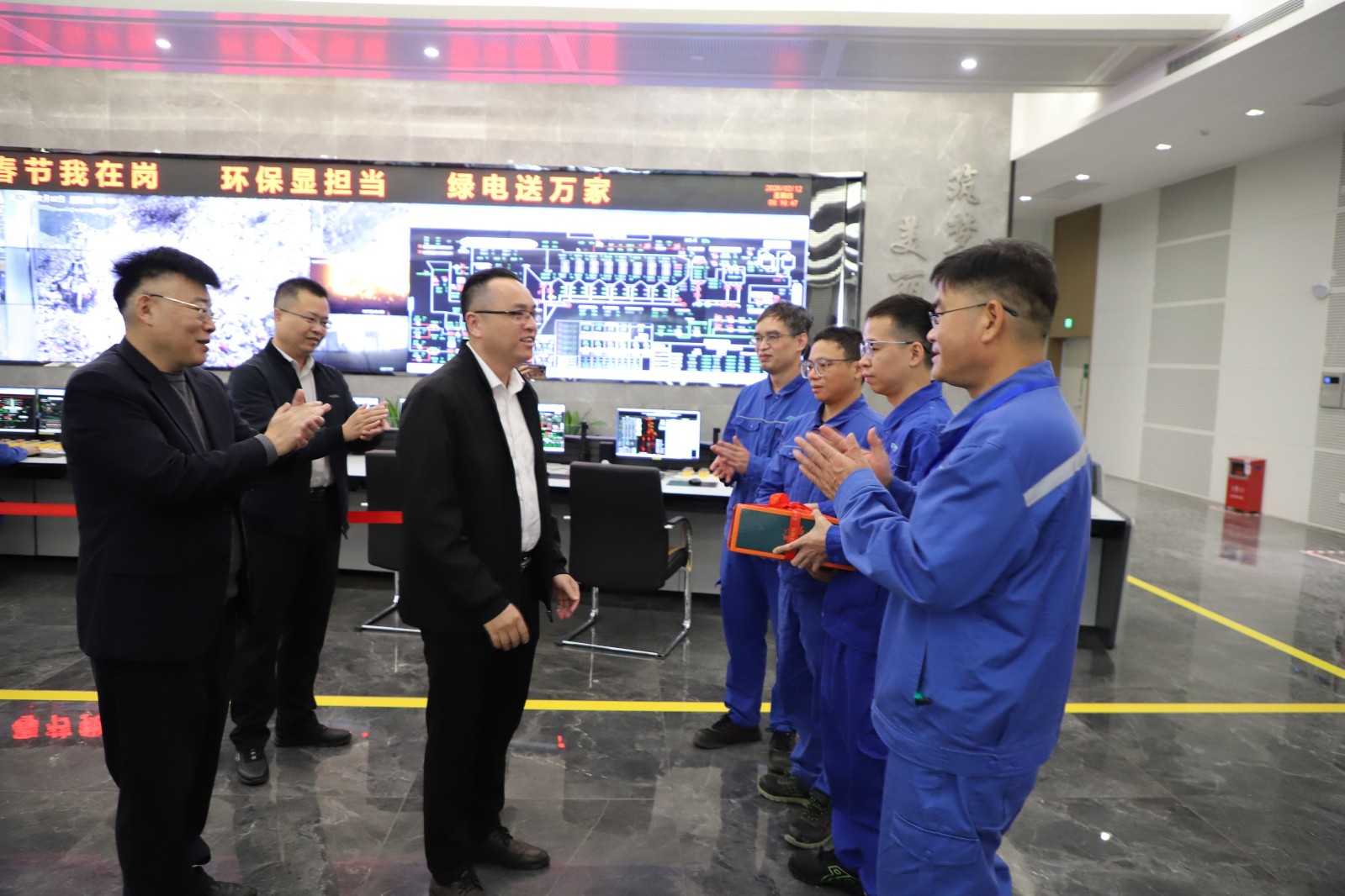 1770953280463 慰问组在绿能环保电厂慰问一线员工