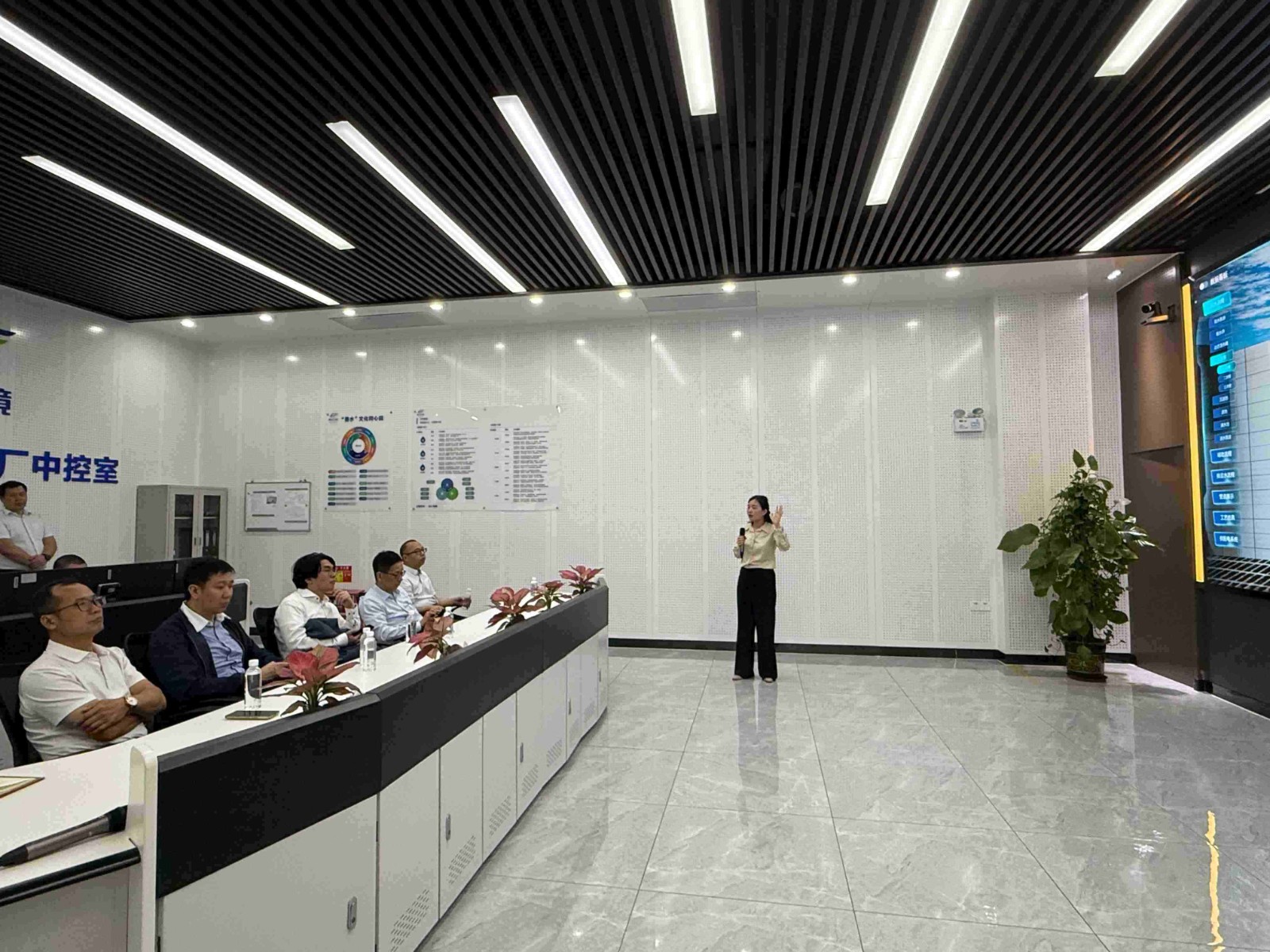 1775006720157 在中控室观摩智慧水务建设成果(1)