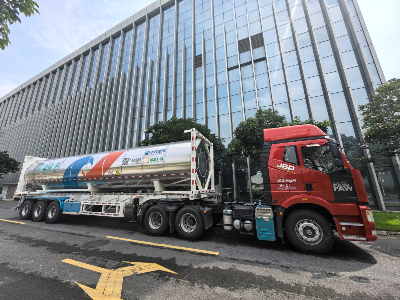 1779674020046 移动供热汽车